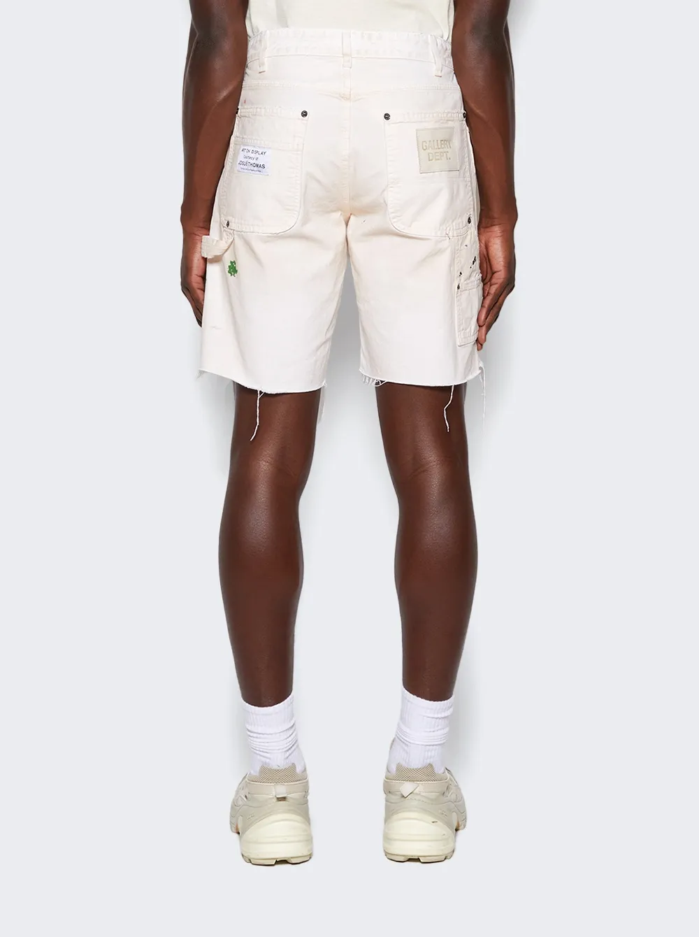 GALLERY DEPT. FLEA CARPENTER SHORTS Ink-cut knife-cut mud-dyed denim shorts. Destroy VINTAGE distressed denim shorts. Distressed white S-XL. Rewashed cement-dyed to make it old. Knife cut holes. Cat whiskers are worn. Customized full set with logo accessories. Purely handmade acrylic splash-ink graffiti.